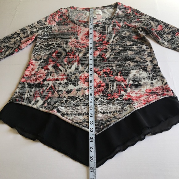 French Laundry Top Floral Size Small 3/4 sleeves V shaped hem - Picture 9 of 10